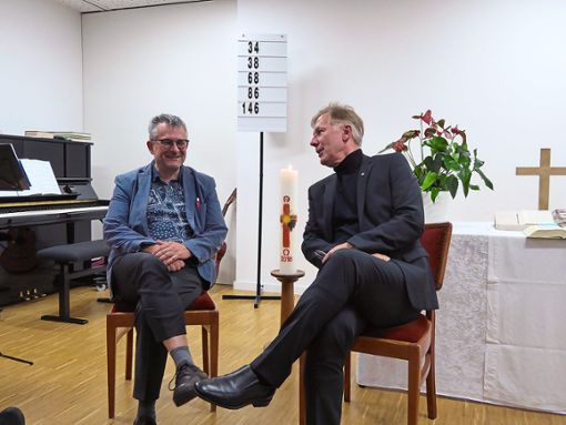 Der katholische Pfarrer Christoph Nobs (links) und der evangelische Pfarrer Hans-Michael Uhl im Gespräch Foto: Dorn Foto: Schwarzwälder Bote