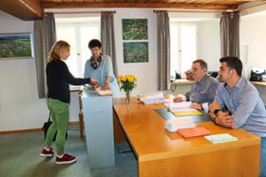 In Neuhausen gibt eine Wählerin ihre Stimme ab.  Foto: Hoffmann Foto: Schwarzwälder Bote