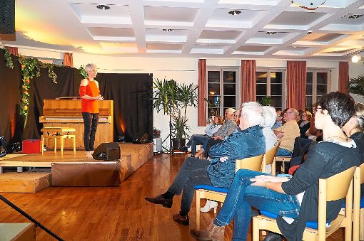Der Auftritt von Kabarettistin Tina Häussermann auf der  Kleinkunstbühne begeistert rund 80 Zuschauer.  Foto: Bächle Foto: Schwarzwälder-Bote