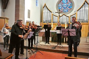 Ein abwechslungsreiches Herbstkonzert gaben die Young Classics unter der Leitung von Horst Schlenzka (vorn, links)  in der Marienkirche in Baiersbronn. Foto: Braun Foto: Schwarzwälder-Bote