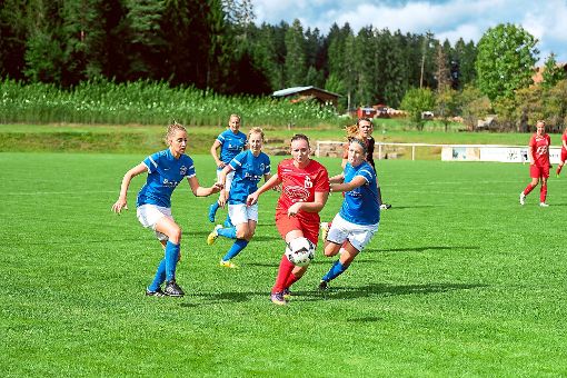 Eine Heimniederlage gegen den TSV Lustnau musste gestern der SV Musbach (Mitte) hinnehmen.  Foto: Fritsch Foto: Schwarzwälder-Bote