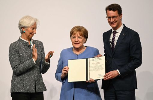 Die frühere Kanzlerin Angela Merkel (Mitte) bekam den  NRW-Staatspreis von Hendrik Wüst, Ministerpräsident von Nordrhein-Westfahlen, verliehen. Foto: AFP/INA FASSBENDER