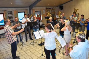 Musiker der Musikvereine Wiesenstetten und Empfingen und der Trachtenkapelle proben gemeinsam für das Festival. Fotos: Baiker Foto: Schwarzwälder Bote