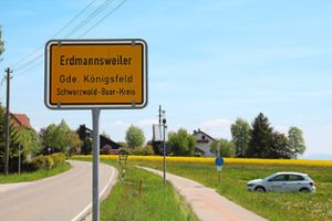 Insgesamt vier neue Ortsbegrüßungsschilder sollen die Besucher Erdmannsweiler in Zukunft begrüßen. Foto: Hilbertz Foto: Schwarzwälder Bote