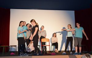 Mit eindrucksvollen Szenen und flüssigen Texten fesselten die Mädchen der Theater AG ihr Publikum bei der Aufführung im Kurstift.  Foto: Kaletta Foto: Schwarzwälder Bote
