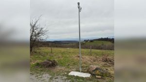 Dieser Mast auf dem Langenhard-Gelände sorgt derzeit für Rätselraten. Foto: Köhler