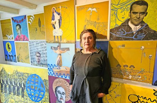 Veronika Nadj vor einigen Werken ihrer vergangenen Ausstellung in Andalusien. Foto: Rahmann