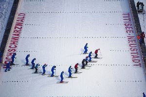 Die nicht einfache Aufgabe den Aufsprunghügel in besten Zustand zu bringen haben die Mitglieder des Skiclubs übernommen. Echte Könner sind hier gefragt. Foto: Schwarzwälder-Bote