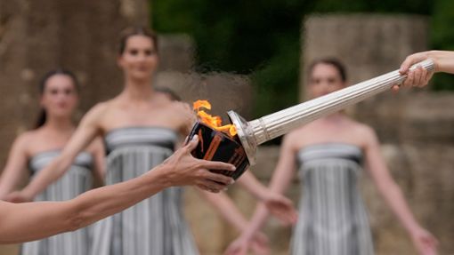 Darstellerinnen nehmen an der offiziellen Zeremonie zur Entzündung der Flamme für die Olympischen Spiele in Paris auf dem Gelände des antiken Olympia in Griechenland teil. Foto: Thanassis Stavrakis/AP