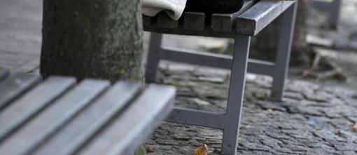 Ein Passant meldete, dass ein Mann leblos auf einer Parkbank liegt. (Symbolfoto) Foto: dpa