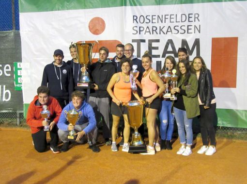 Alle strahlen – die Gewinner des Rosenfelder Sparkassen-Teamcups, die Organisatoren und die Pokale. Foto: Sülzle Foto: Schwarzwälder Bote