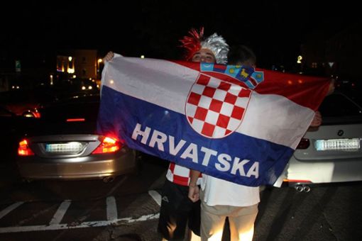 Vielerorts (wie hier auf dem Foto in Hechingen) feierten Kroatien-Fans ausgelassen, aber friedlich. In Stuttgart jedoch schlugen sie über die Stränge. Foto: Huger