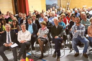 Die zahlreichen Besucher in der Weilener Gemeindehalle  hören aufmerksam zu, als Albrecht Homrighausen   die neue Dorfchronik  vorgestellt. Fotos: Schatz Foto: Schwarzwälder Bote