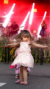 Gute, alte Hits auf der Stadtfestbühne – und sogar die Jüngsten tanzen mit. Fotos: Hopp Foto: Schwarzwälder-Bote