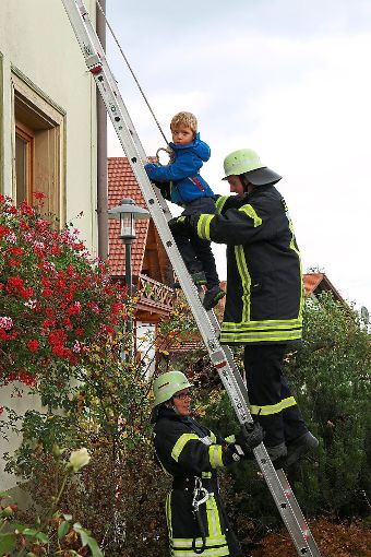 Menschenrettung steht bei der Herbsthauptprobe der Feuerwehr in Hubertshofen im Vordergrund.  Foto: Rademacher Foto: Schwarzwälder-Bote