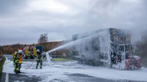 Die Feuerwehr löscht den Brand auf der A 81 zwischen Bad Dürrheim und Tuningen. (Symbolbild) Foto: Fuldamedia/dpa