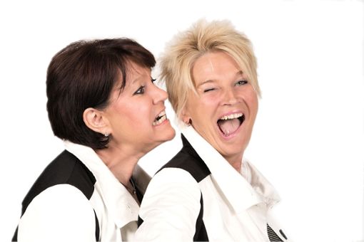 Petra Binder und Doris Reichenauer zählen zu den bekanntesten und erfolgreichsten Mundart-Kabarettistinnen des Südens. Foto: Schwarzwälder Bote