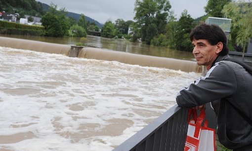 Bedrohlich angestiegen sah der Neckar am Dienstagmorgen bei Horb am Wasserkraftwerk auf dem Flößerwasen aus. Foto: Hopp