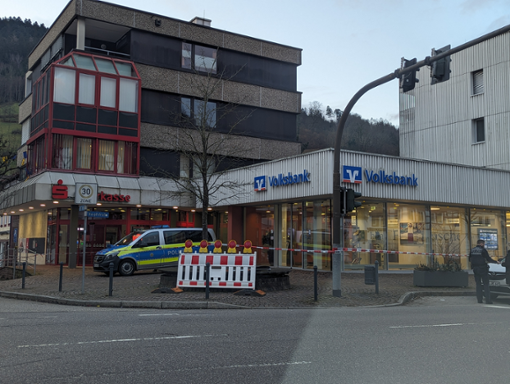 Die Polizei war am Mittwochmorgen bei der Volksbank und der Sparkasse in Alpirsbach im Einsatz. Foto: Daniel Harter