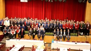 Je zwei Mitglieder der 68 Mitgliedsvereine und das Präsidium des Blasmusikverbands posieren bei der Jubiläumsfeier  für das „Familienfoto“. Foto: Hans-Jürgen Kommert