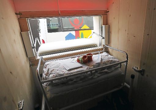 Die Babyklappe in Villingen-Schwenningen hat wieder einmal ein Leben gerettet: Am Sonntag wurde ein Neugeborenes im Schwenninger Franziskusheim abgelegt. Es ist das dritte Kind in den vergangenen sieben Jahren. Zum Artikel Foto: Eich