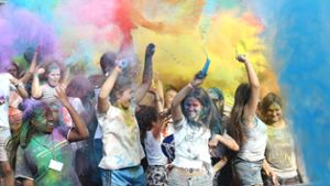 Rund 500 Gäste feiern farbenfrohen Holi Day
