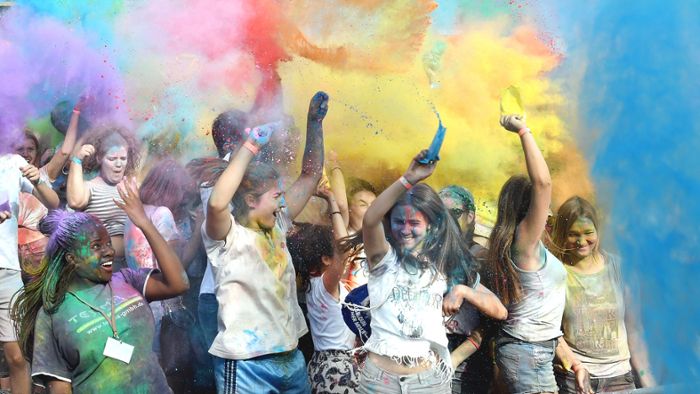 Rund 500 Gäste feiern farbenfrohen Holi Day