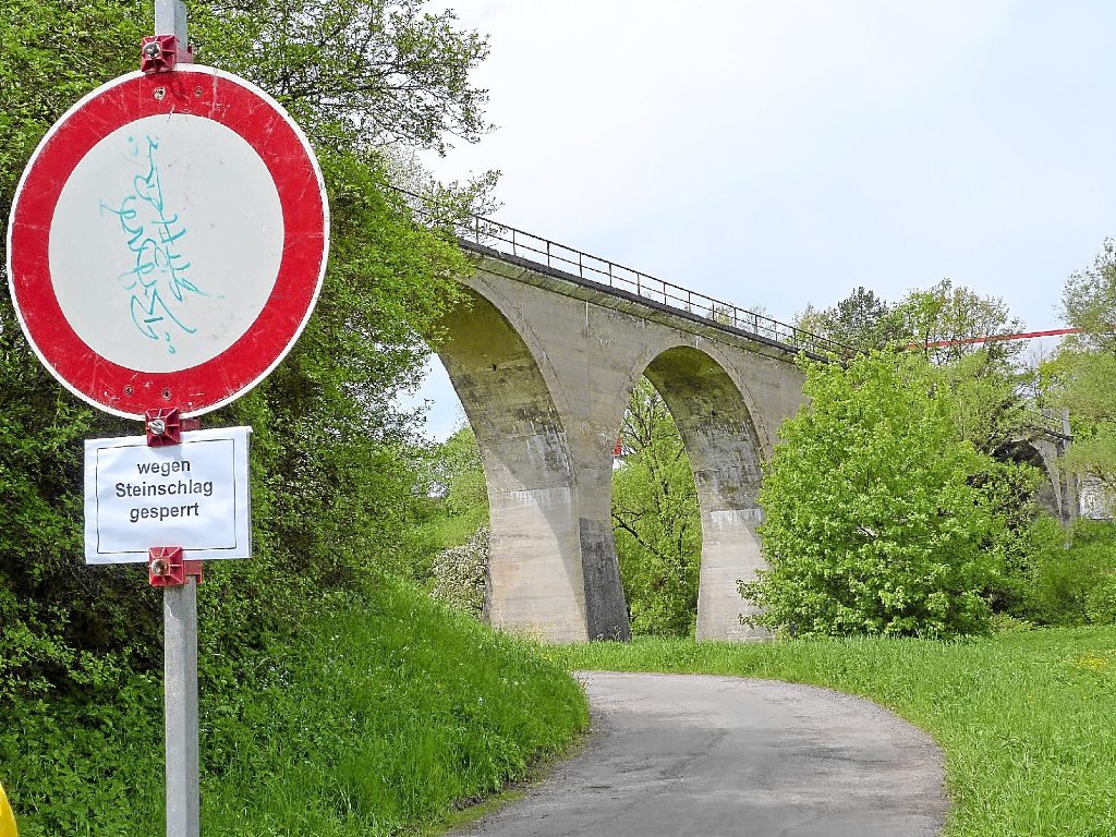 Kein Durchkommen zwischen Salinenmuseum und Neufraer Straße: Der Weg unter der Primtalbrücke ist gesperrt, bis die Bahn die bröckelnde Brücke abgesichert hat.                          Foto: Otto
