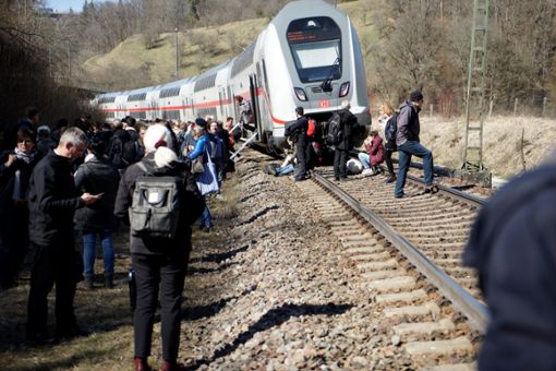 Die rund 200 Reisenden wurden aus dem Zug gebracht.  Foto: Daniel Tümmler