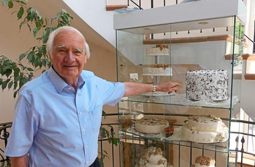 Der 90-jährige Horst Braune mit einem Modell seiner in den 1960-Jahren kreierten doppelstöckigen Schwarzwälder Kirschtorte, die seinerzeit zum Markenzeichen des Hotels Ochsen geworden ist. Foto: Ziegelbauer