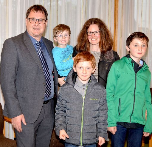 Michael Lehrer freut sich mit Frau Mirjam und seinen Söhnen über die gewonnene Bürgermeisterwahl in Aichhalden.  Foto: Herzog