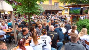 Beim Public Viewing im Biergarten bleibt zum Auftakt der Weltmeisterschaft kein Platz frei