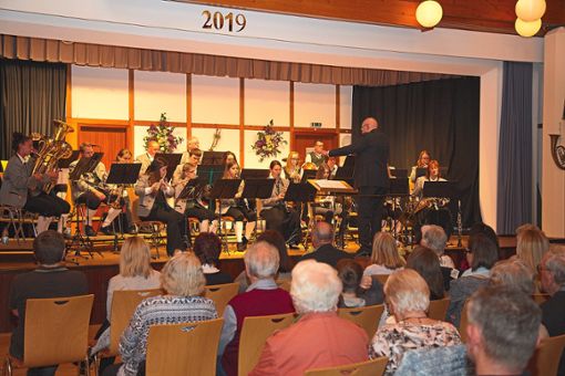 Für ein begeistertes Publikum spielte das Blasorchester des Musikvereins Dobel beim Konzert zum Muttertag. Fotos: Helbig Foto: Schwarzwälder Bote