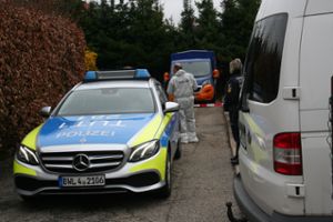 Kriminaltechniker sicherten die Spuren am Tatort in Grömbach, Polizeibeamte riegelten das Wohnhaus  ab. Foto: Rath