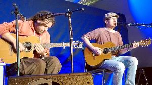 Simon und Jan spielen Gitarre und singen tiefgründige Lieder.  Foto: Vollmer Foto: Schwarzwälder-Bote