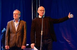 Oberbürgermeister Ralf Broß, hier mit Wahlleiter Hermann Leins, hofft wie die Fraktionen auf eine höhere Wahlbeteiligung im zweiten Wahlgang. Foto: Ralf Graner Photodesign