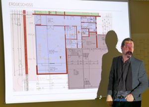 Architekt Andreas Bürker vor den Plänen des neu zu errichtenden Feuerwehrhauses mit Gemeinschaftsraum. Foto: Stadler Foto: Schwarzwälder Bote