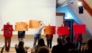 Mit Schildern wünscht das Team von Kunst und Kultur im Farrenstall den Zuschauern viel Spaß beim Stummfilm. Foto: Vollmer Foto: Schwarzwälder Bote