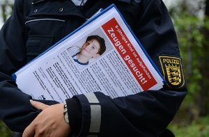 Eine Polizeibeamtin mit einem Flugblatt am Fundort des getöteten achtjährigen Jungen Armani. (Archivfoto) Foto: dpa
