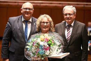 Na klar, mit Blumen: Oberbürgermeister Helmut Reitemann (links) und Bürgermeister Reinhold Schäfer nehmen Brigitte Witzemann beim Abschied in die Mitte. Foto: Maier Foto: Schwarzwälder-Bote