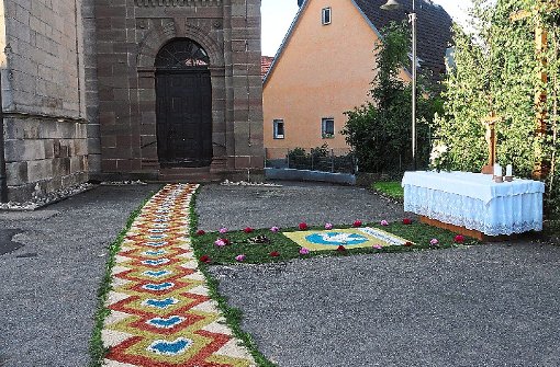 Wie schon die vergangenen 13 Jahre können Familie Schreijäg und ihre Helfer auch in diesem Mai zu Fronleichnam einen prächtigen Blumenteppich vor St. Markus ausbreiten.  Foto: Schreijäg
