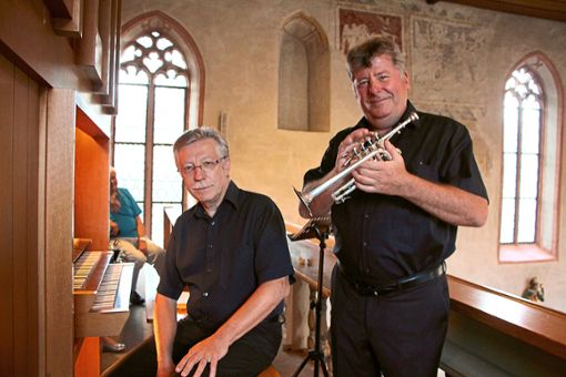 Christian Bacheley  (links) und Pierre Kumor begeisterten mit einem Konzert für Orgel und Trompete in der Dorfkirche.  Foto: Beule Foto: Schwarzwälder Bote