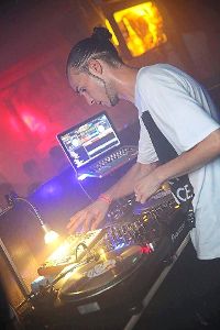 DJ Roc Hound hat das Scratchfieber und sorgt in ganz Deutschland für volle Tanzflächen. Foto: DJ Roc Hound Foto: Schwarzwälder-Bote