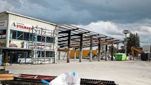 Beim Schwenninger Baustoffhändler Stegmaier sind die nächsten Schritte für die Zukunft eingeläutet worden – unter anderem mit dem Rückbau der Lagerhalle. Foto: Marc Eich