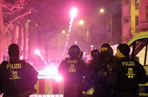 Böller-Attacken auf Einsatzkräfte der Polizei sorgten in der Silvesternacht bundesweit für Entsetzen. Die Polizeigewerkschaft fordert nun ein Feuerwerksverbot. Foto: Willnow/dpa