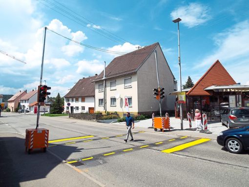 Kurz nach 14 Uhr ist Stefan Lenhart am Dienstag einer der ersten Geislinger, die die kurz zuvor in Betrieb genommene provisorische Fußgängerampel nutzen.  Foto: Schnurr