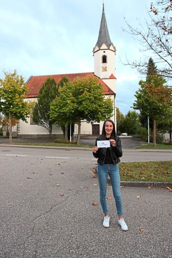 Amelie Schweizer steht vor der Sankt-Georg-Kirche in Rohrdorf. Die Kirche diente der 15-Jährigen als Vorlage für ihren Logoentwurf, der von dem Arbeitskreis für die Feier 1250 Jahre Rohrdorf ausgewählt wurde.  Foto: Feinler Foto: Schwarzwälder Bote