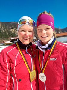 So hatten sich die beiden Langläuferinen von der Skizunft Calmbach ihr persönliches Saisonfinale bei der deutschen Meisterschaft vorgestellt: Claudia Waidelich (links) sicherte sich bei den Damen 46 die Goldmedaille; Anna Ohngemach holte sich Staffel-Silber.  Foto: Ohngemach