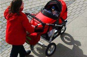 Glück im Unglück hatte ein drei Monate altes Baby in der Fußgängerzone in Villingen. Foto: dpa