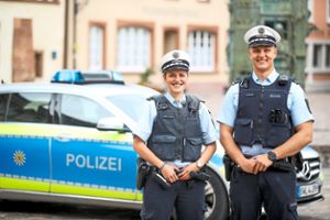 Polizeiobermeisterin Lena Konstanzer und Polizeikommissaranwärter Philipp Wabnig gefallen insbesondere die Abwechslung bei der Polizei.   Foto: Eich